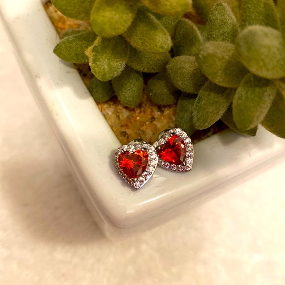 🆕Dainty Heart Zircon Red Gem Stud Earrings - Picture 2 of 3